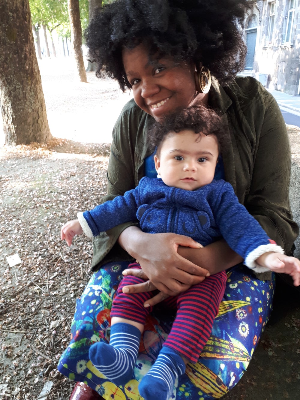 Adao et Edna prennent la pose sur le muret du Cours St Pierre